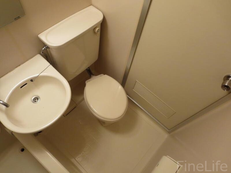 トイレ　お風呂と一体型のお手洗い広く感じます