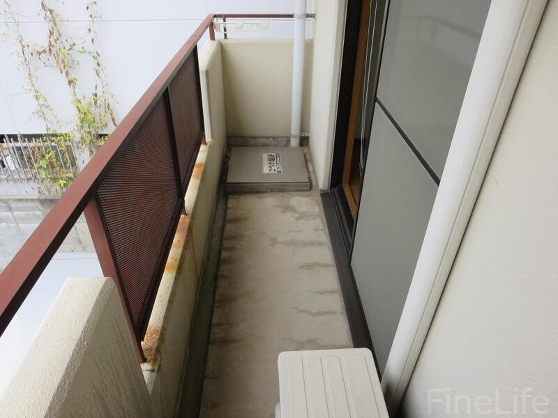 バルコニー　広々バルコニー、机と椅子を持ちだしてカフェタイム