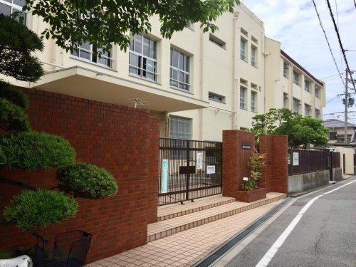 小学校　大阪市立遠里小野小学校（小学校）まで121m