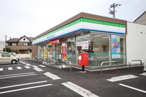 コンビニ　ファミリーマート中津牛神店（コンビニ）まで340m