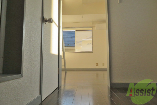 玄関　玄関から撮影しました。日が差して明るい雰囲気です。