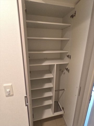 玄関　収納もある玄関です