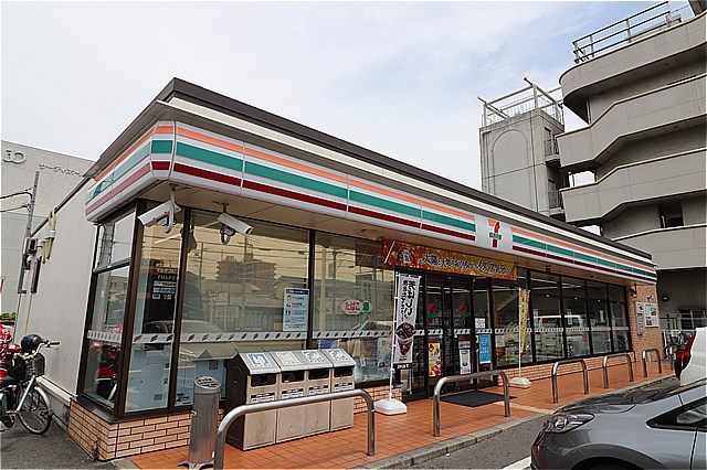 コンビニ　セブンイレブン大東新町店（コンビニ）まで712m