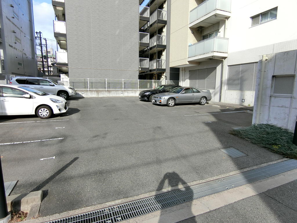 駐車場　SUVも止めれる平面駐車場です