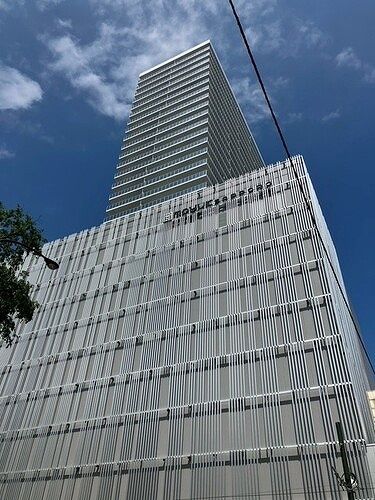 【ライオンズタワー札幌の建物外観】