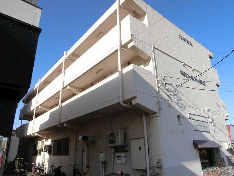 山本学園ビルの建物外観