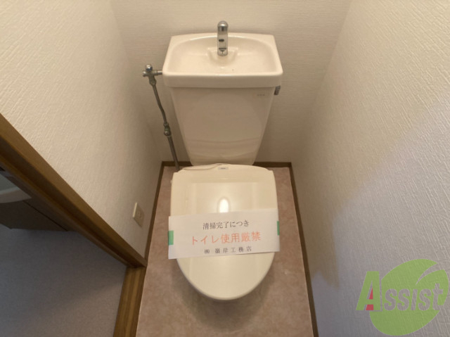 トイレ　ウォシュレット機能がついたトイレです。安心して使用できますね
