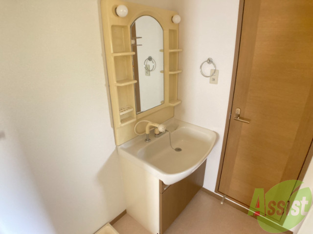 洗面設備　独立洗面台があるので、身支度はこちらでできますね。