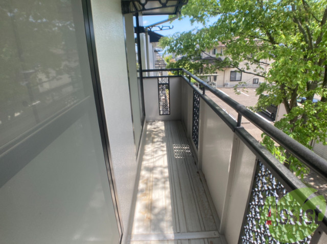 バルコニー　バルコニー。洗濯物がはかどりそうな広さがありますよ。