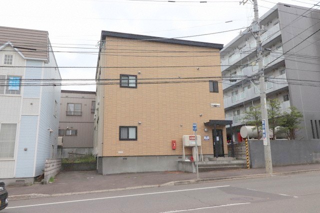 札幌市豊平区月寒東五条のアパートの建物外観