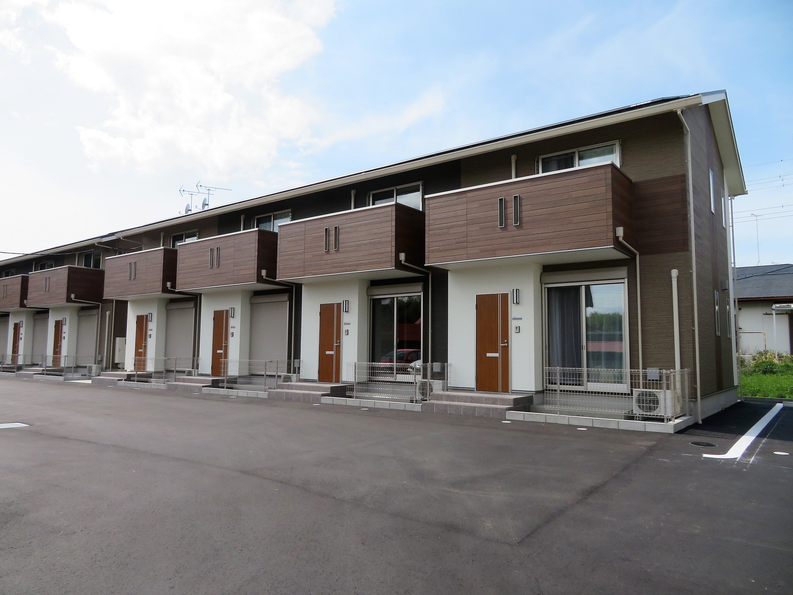 建物外観　築浅物件のご紹介です！上下階所有のテラスハウスです！