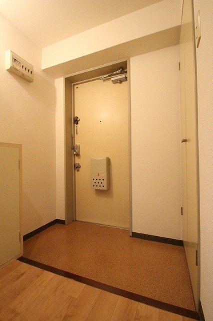 玄関　同物件、別号室のものです。