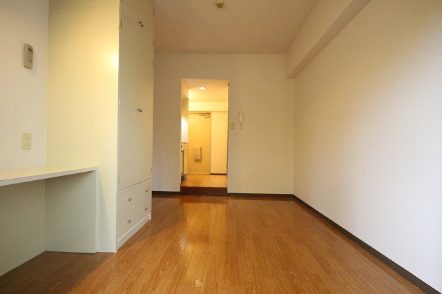 居室・リビング　同物件、別号室のものです。