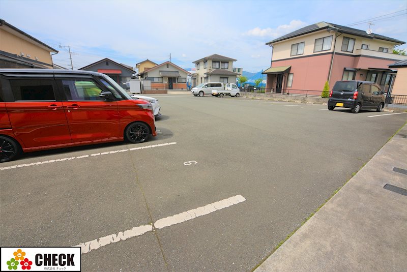 【田川市大字弓削田のアパートの駐車場】