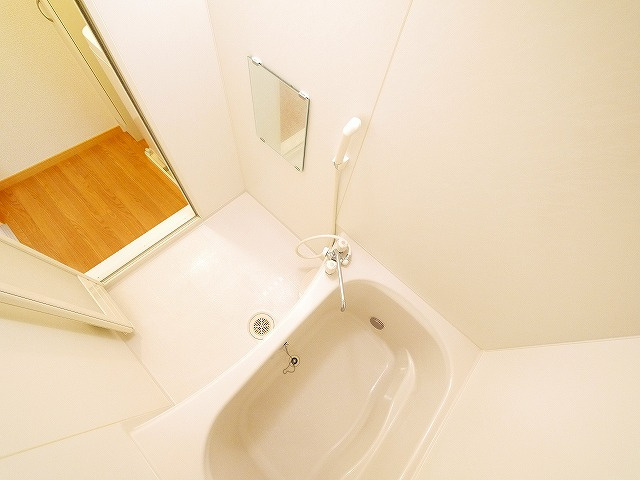 バス・シャワールーム　コンパクトで使いやすいお風呂です