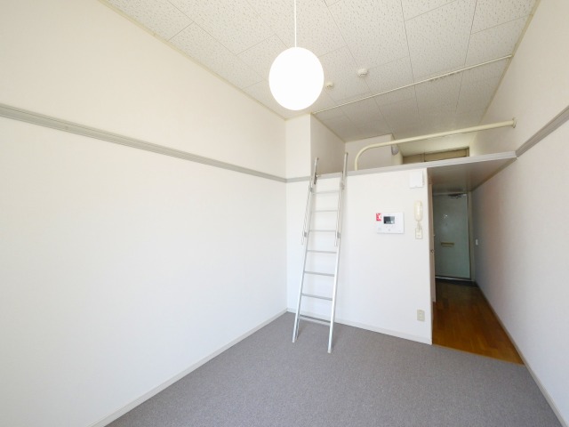 居室・リビング　こちらの居間で趣味の時間をお楽しみください