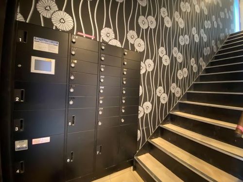 エントランス　不在時の荷物受取に便利な宅配ボックス付き♪