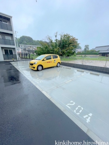 【広島市佐伯区皆賀のアパートの駐車場】