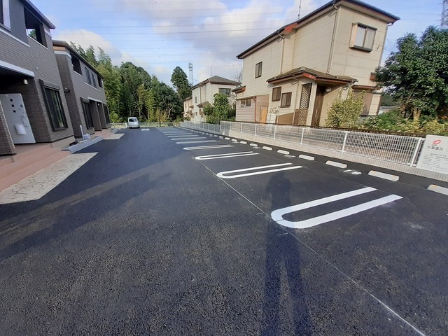 【八街市八街のアパートの駐車場】