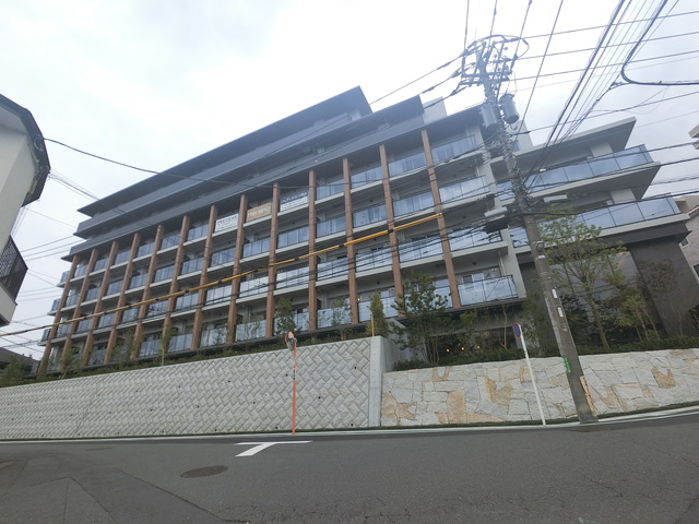 【川崎市宮前区鷺沼のマンションの建物外観】