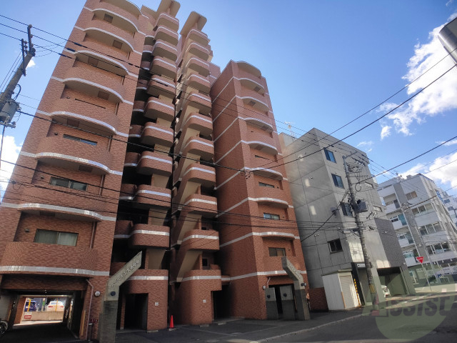 【札幌市中央区南一条西のマンションの建物外観】