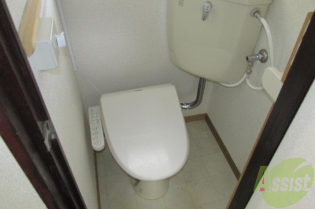 トイレ　なんと、ウォシュレット付ですよ。