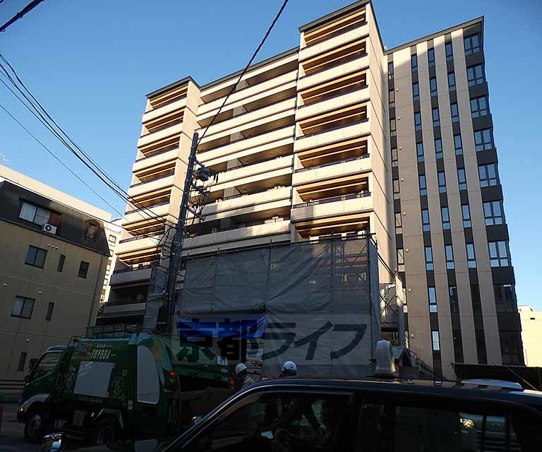 【京都市下京区中之町のマンションの建物外観】