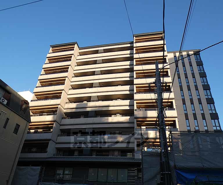 【京都市下京区中之町のマンションの建物外観】