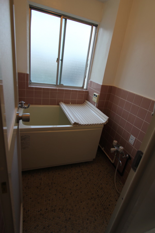 バス・シャワールーム　※同建物内・別タイプの参考写真です。