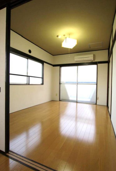 居室・リビング　※同建物内・別タイプの参考写真です。