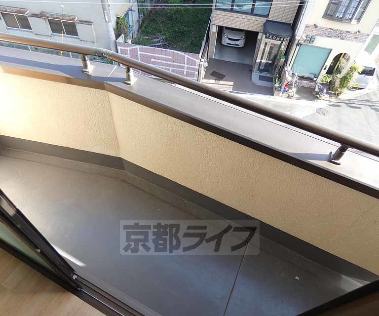 バルコニー　日当たり良し、コンパクトなバルコニーですね。