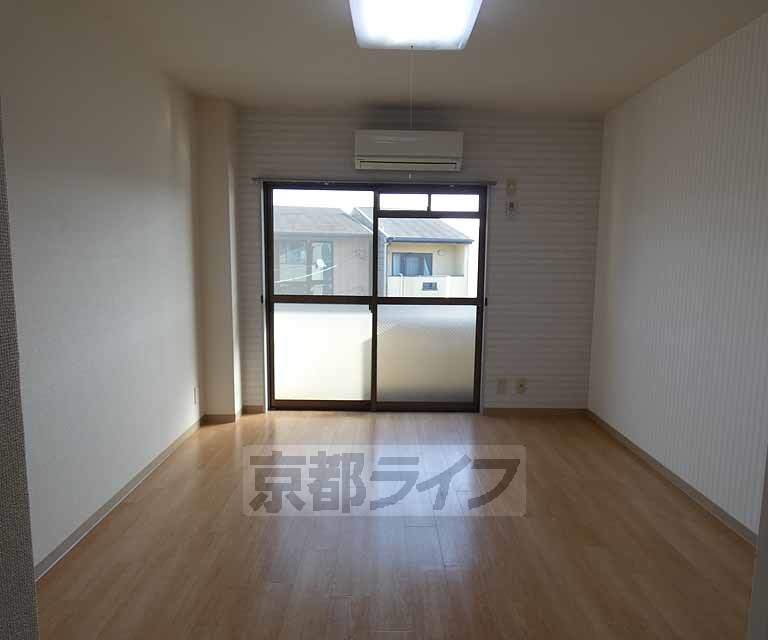 居室・リビング　日当たり良好！一人暮らしにぴったりのお部屋です。