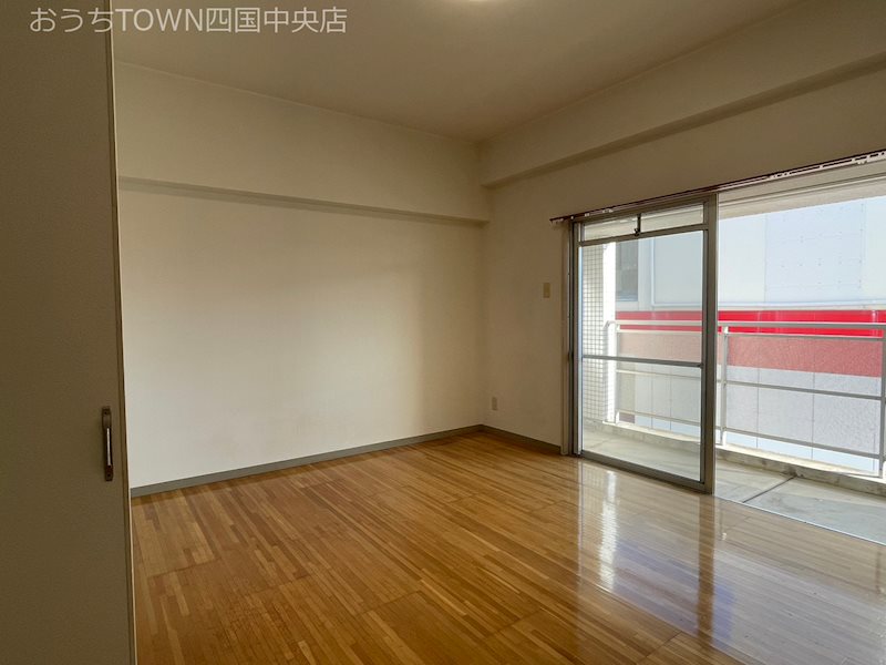 居室・リビング　☆玄関から★