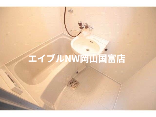 バス・シャワールーム　洗面台付き浴室