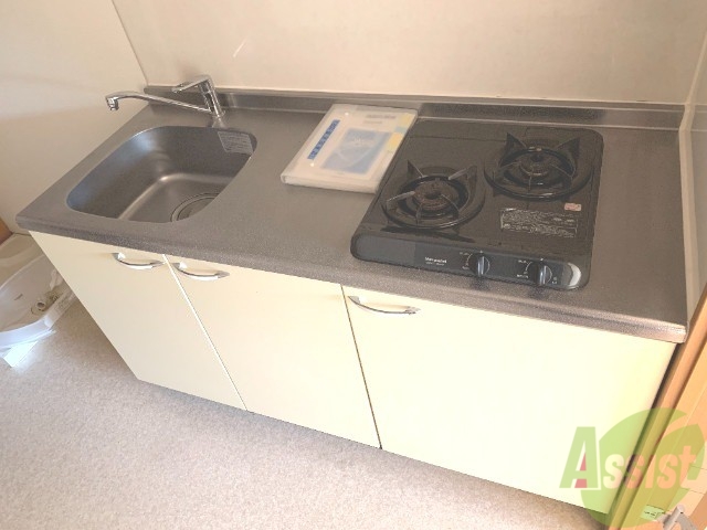 キッチン　嬉しいシステムキッチンです。コンロも付いております。