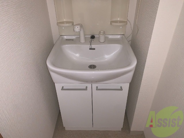 洗面設備　毎朝の支度が楽しみになる独立洗面台です。収納もあります。
