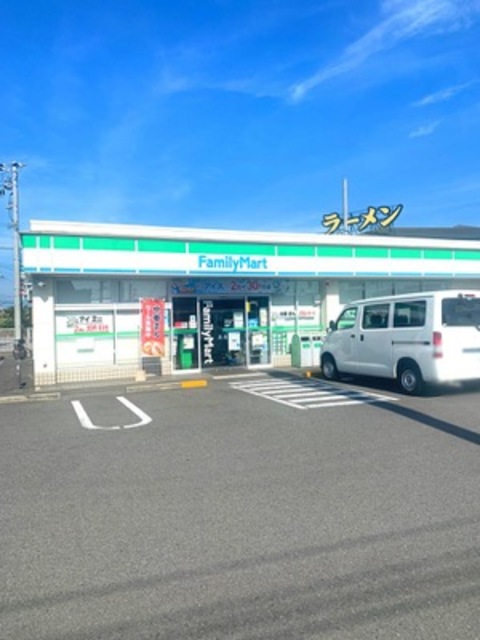 コンビニ　ファミリーマート和歌山湊店（コンビニ）まで586m