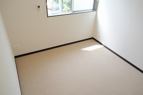 居室・リビング　1Fフローリング。2Ｆカーペット。営業担当　中尾