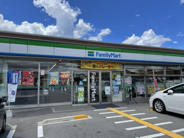 コンビニ　ファミリーマート（コンビニ）まで3800m
