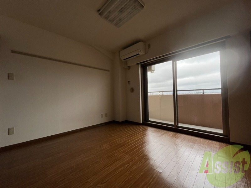 その他部屋・スペース　６．２帖の洋室です。窓が大きく光が差し込みます。