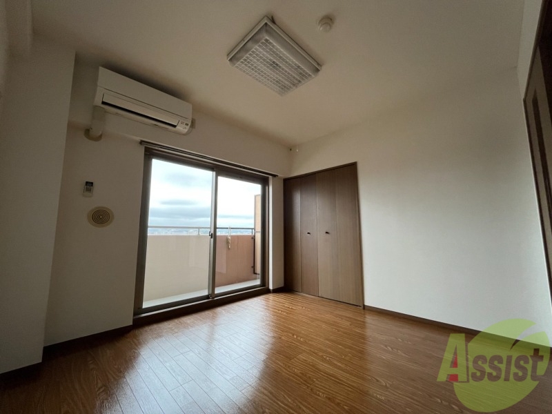 居室・リビング　６帖の洋室です。窓が大きく光が差し込みますね。