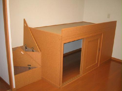 収納　ベッドの下と階段は収納になってます