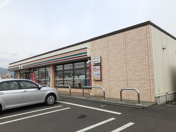 コンビニ　セブンイレブン（コンビニ）まで290m