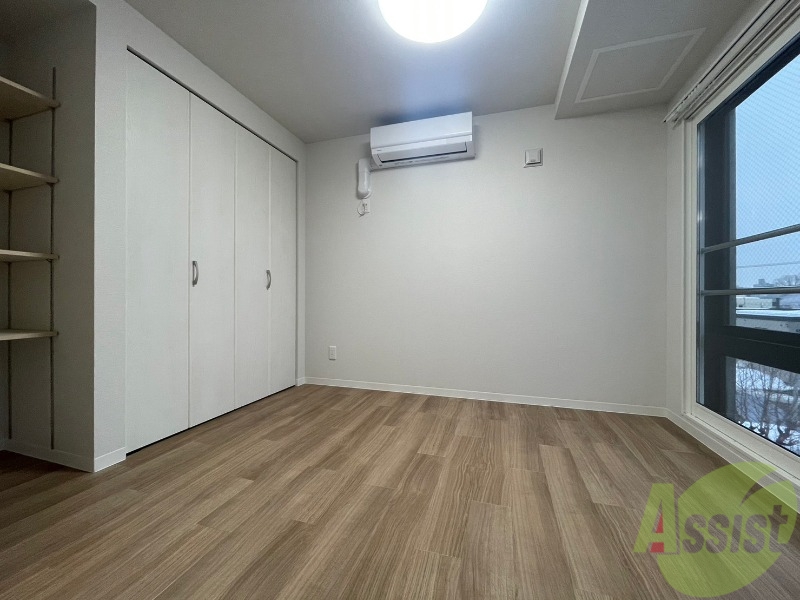 その他部屋・スペース　寝室はこちらです。光が差し込む、温かみのあるお部屋です。