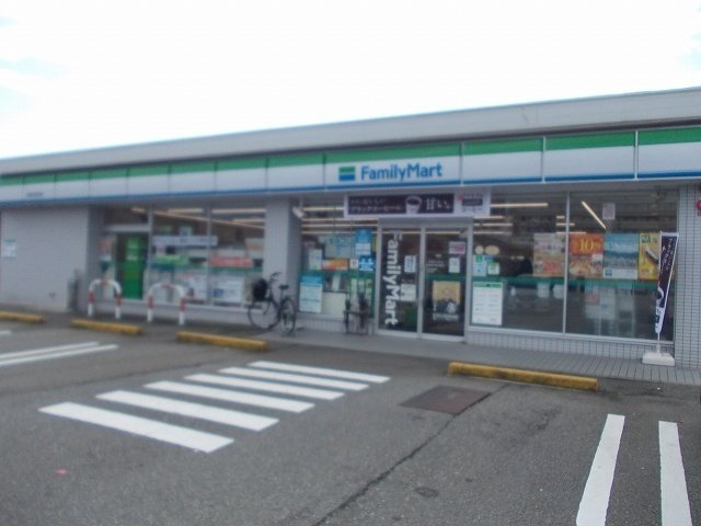 コンビニ　ファミリーマート 高岡市役所前店（コンビニ）まで490m