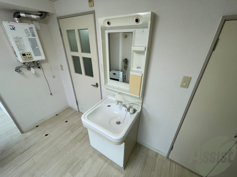 洗面設備　独立洗面台です。大きくてよいですね。シャンプーもできます！