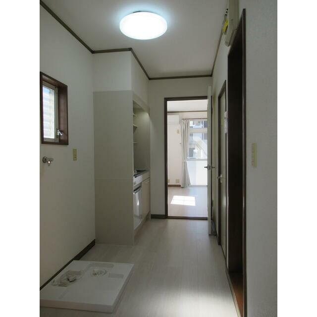 その他設備　南側に出窓あり