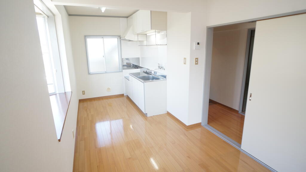 キッチン　窓もあり風通しも良いです