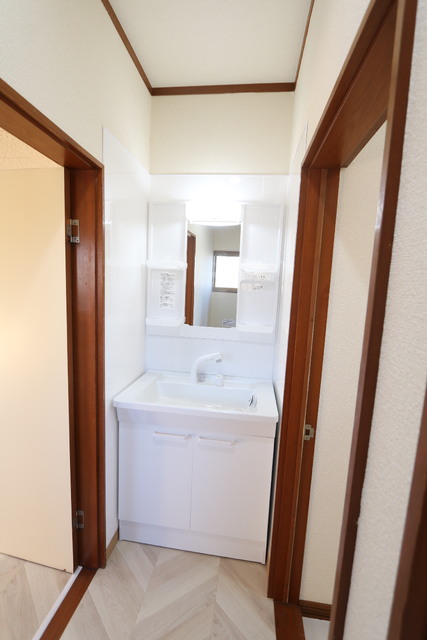 洗面設備　☆便利なシャワー付独立洗面台☆