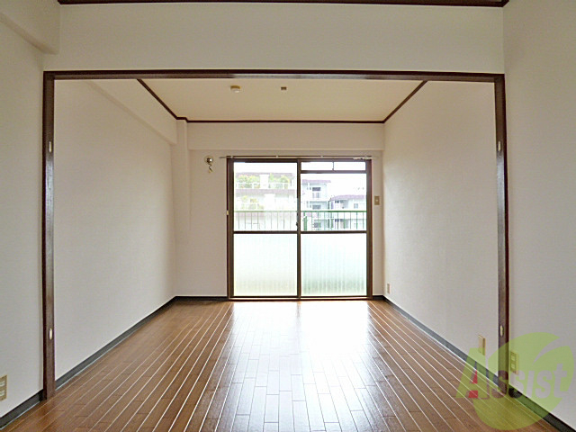 その他部屋・スペース　寝室にも明るい陽射しが入ってきますよ。南東向きで◎